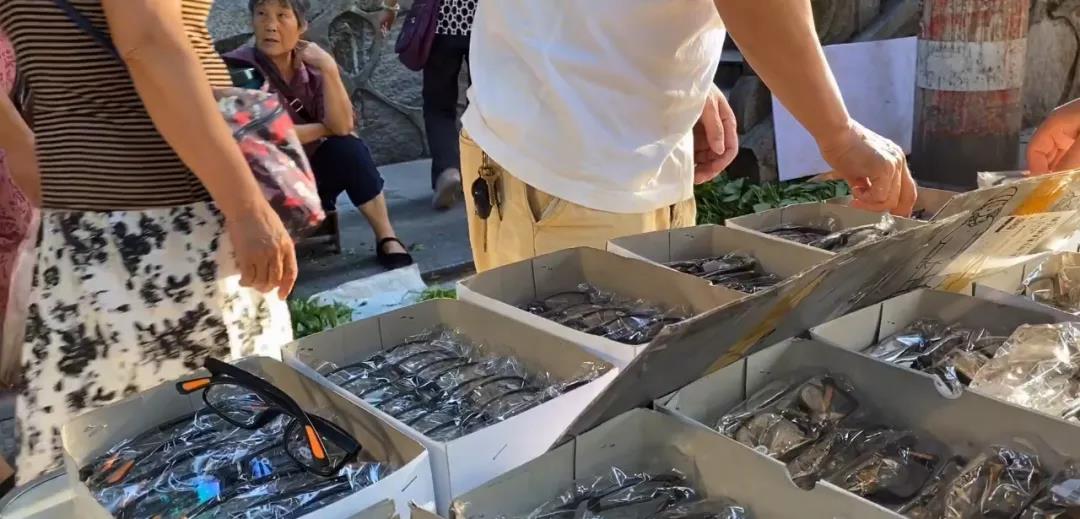 实战摆地摊卖老花镜日赚钱100+，拍VLOG一个视频赚了200